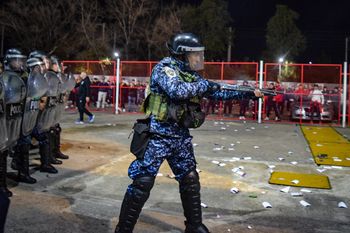 berni salio al cruce de grindetti por la represion en independiente: en las malas se borra
