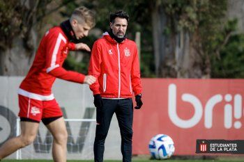 Estudiantes, con Eduardo Domínguez a la cabeza, busca el once pensando en Independiente