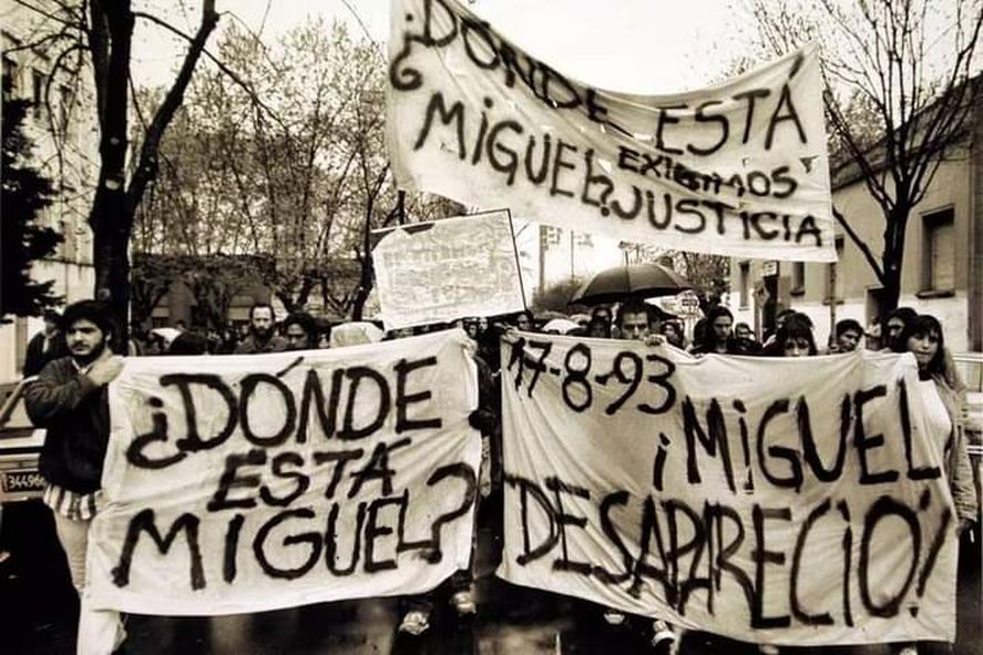 Una de las primeras marchas para reclamar la aparición de Miguel Bru, con banderas hechas con sábanas.