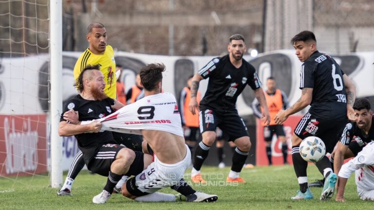 Le dieron una piña, se la bancó y se vengó con un golazo