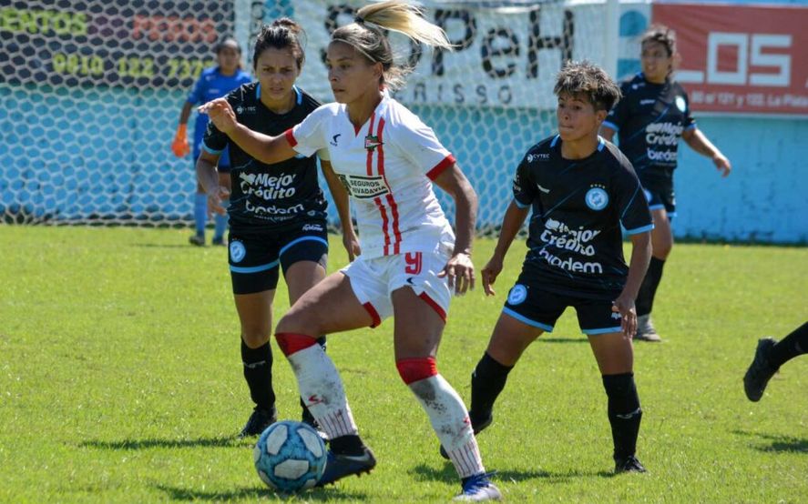 Fanny Rodríguez en acción en el fútbol femenino de Estudiantes (Foto: prensa EDLP).