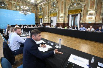 Axel Kicillof junto a funcionarios de su Gobierno y legisladores bonaerenses. Axel Kicillof junto a funcionarios de su Gobierno y legisladores bonaerenses.