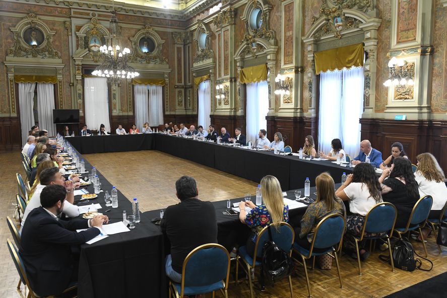 Plano amplio para la cumbre de Axel Kicillof con legisladores oficialistas en Casa de Gobierno.