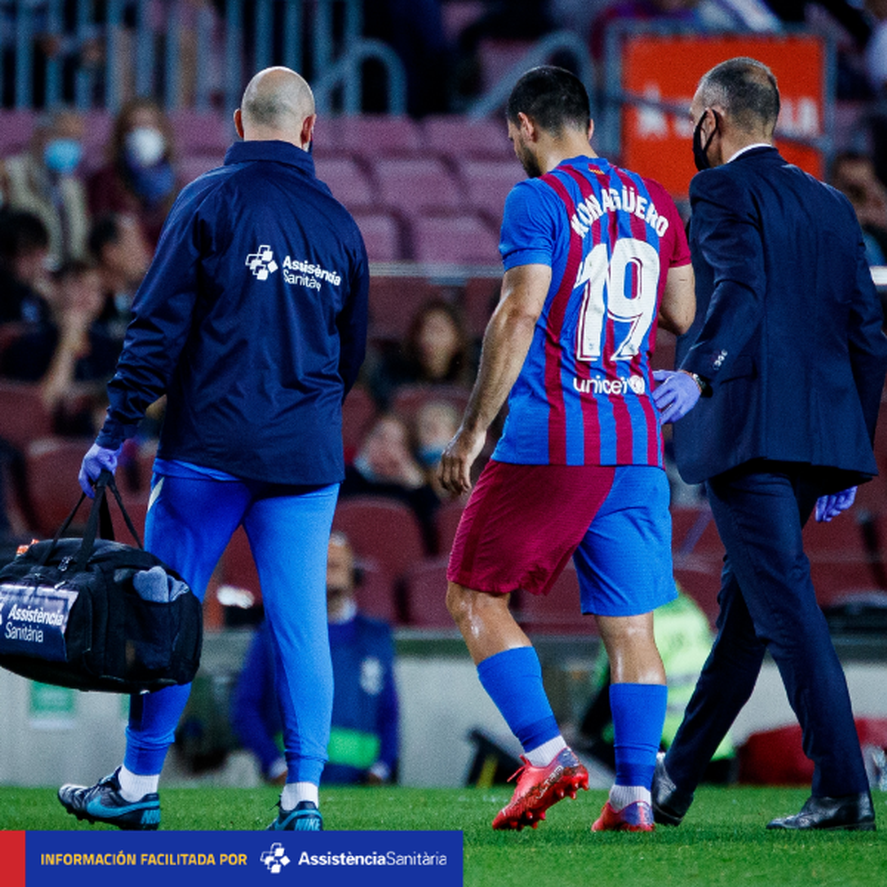 El Kun Agüero dejó el campo de juego caminando pero se mantiene bajo observación médica.