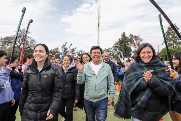 Con la presencia de Las Leonas, Fernando Espinoza inauguró una cancha de hockey municipal