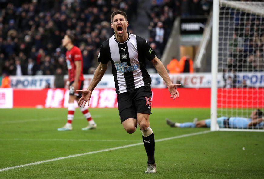 Federico Fernández defendiendo los colores del Newcastle United.