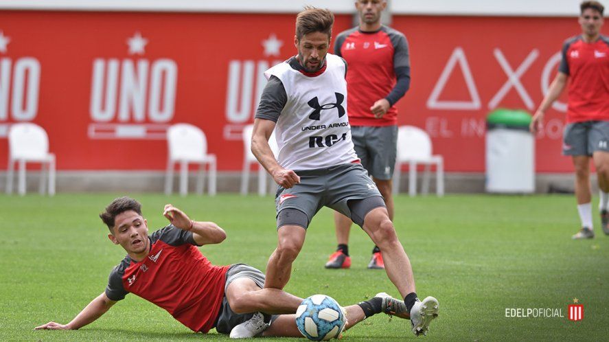 Fede González durante una práctica de fútbol en Estudiantes