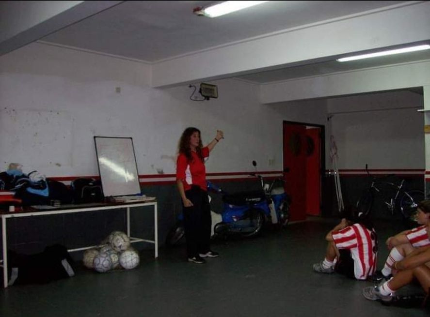 La charla técnica de Estudiantes previo a su partido en 1 y 57. (Foto: Bettina Stagñares)