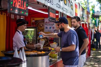 gastronomia, artesanos y show en vivo de los charros en la feria dgustar de moron 