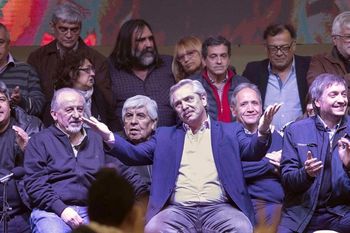 Otros tiempos: Alberto Fernández y Máximo Kirchner durante un encuentro con dirigentes de la CGT y CTA en 2019.