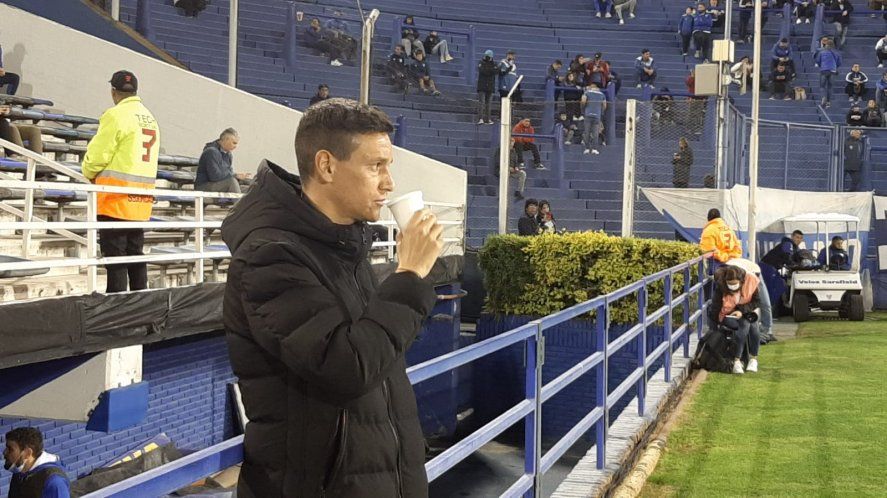 Fernando Zuqui viendo a Estudiantes, en Liniers, ante Vélez por Copa Libertadores