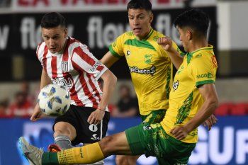 Fernando Zuqui en acción en Estudiantes vs. Defensa y Justicia.