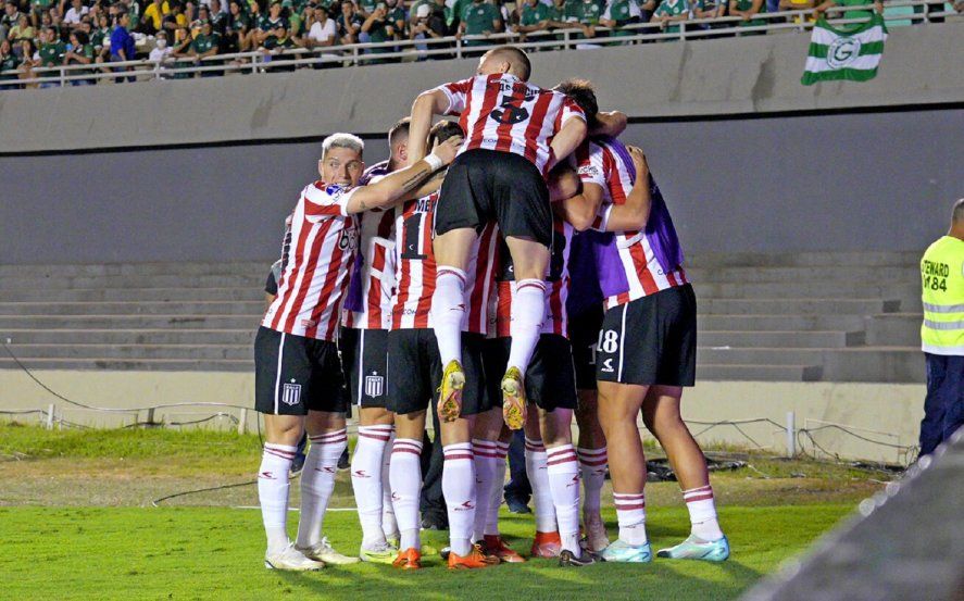 El festejo de Estudiantes, el único equipo argentino que dejó en el camino a un brasileño en octavos de final El festejo de Estudiantes, el único equipo argentino que dejó en el camino a un brasileño en octavos de final