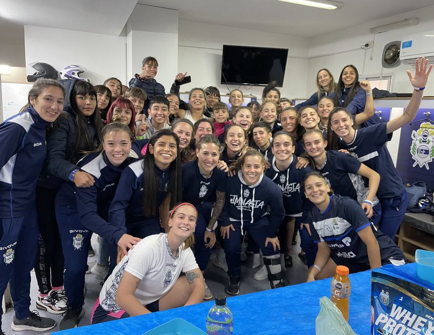 Los festejos del fútbol femenino de Gimnasia tras la victoria en el Bosque. (Foto: prensa GELP)