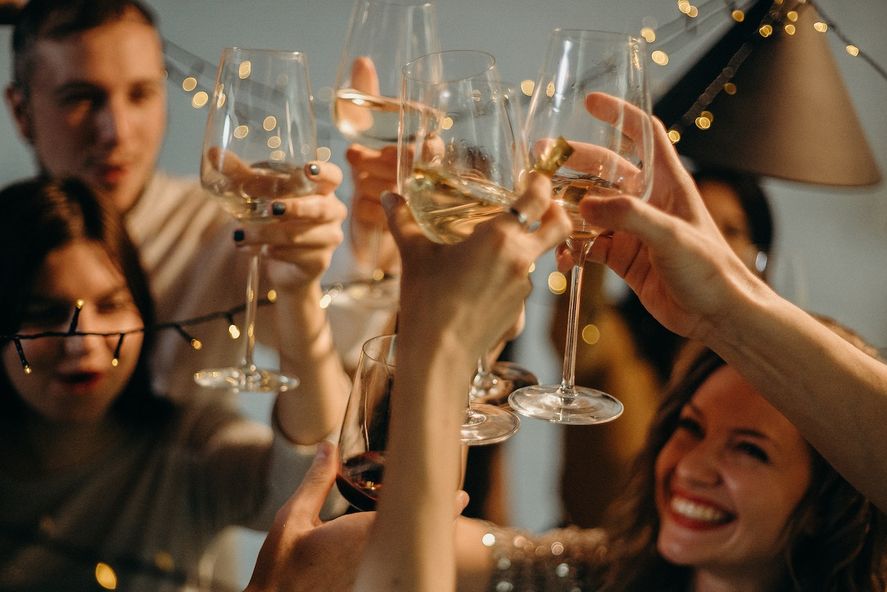 Comenzó la cuenta regresiva para todas las fiestas de fin de año y muchos hombres no saben cómo vestir para cada ocasión. En Infocielo te damos algunas ideas.