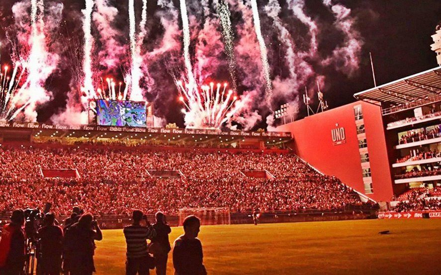 La cancha de Estudiantes, el día de la inauguración. Ayer se cumplieron tres años.
