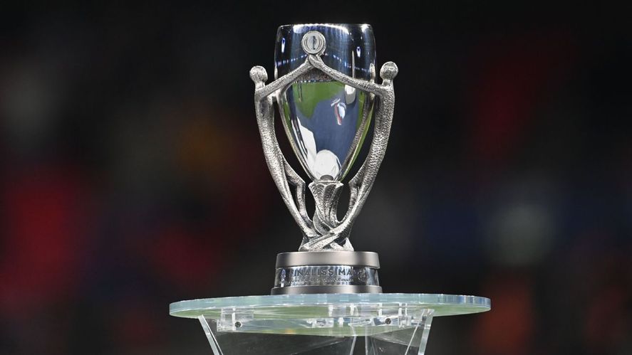 El trofeo de la Finalissima que se llevó el fútbol femenino de Inglaterra.