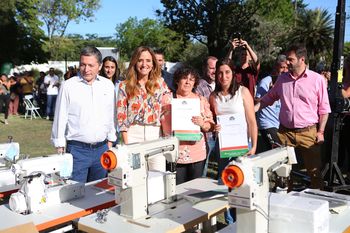 Victoria Tolosa Paz y Fernando Gray durante el acto de entrega de maquinaria e insumos a emprendedores.