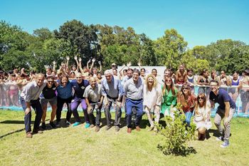 Alberto Sileoni junto a funcionarios del área de Educación en General Belgrano.