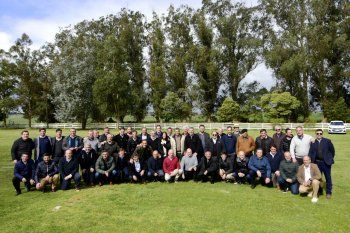La foto. Los 52 intendentes de Juntos por el Cambio que llegaron hasta Balcarce mostraron unidad.