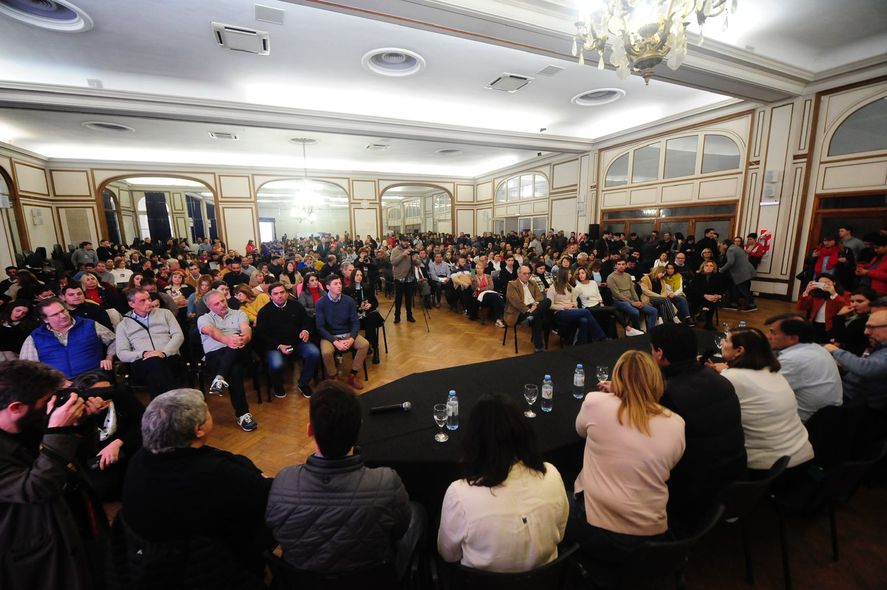 Más de 450 dirigentes de la UCR se congregaron en La Plata. Formación, agenda social y un Comité de puertas abiertas, los pedidos de la conducción.