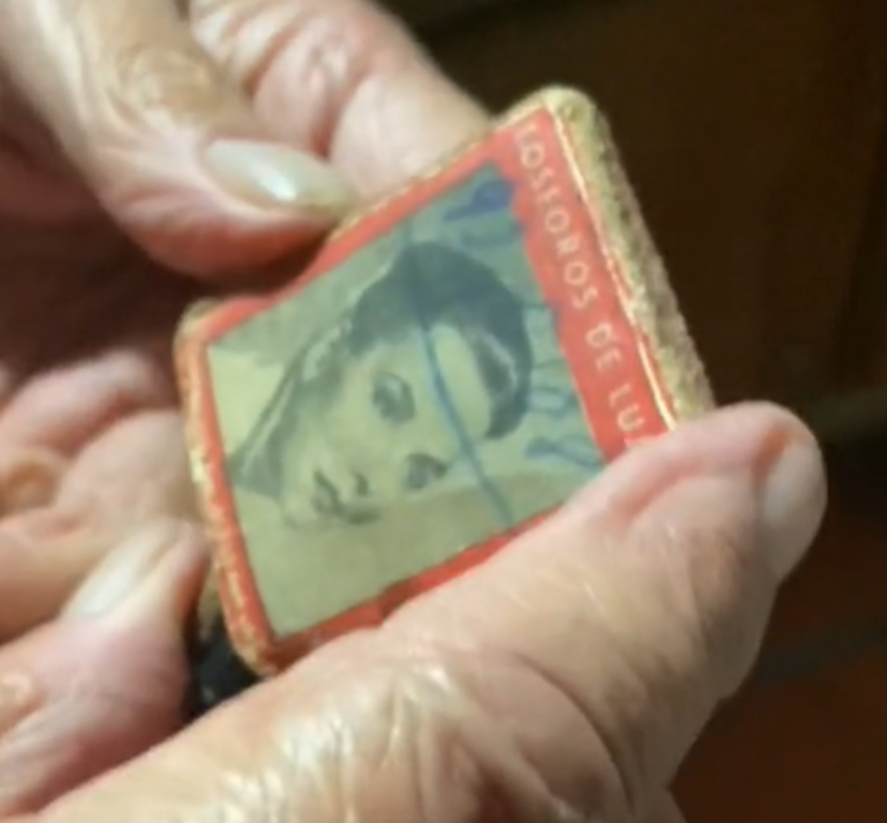 Un abuelo conservó por 70 años la cajita de fósforos donde anotó por primera vez el teléfono de su esposa. Un abuelo conservó por 70 años la cajita de fósforos donde anotó por primera vez el teléfono de su esposa.