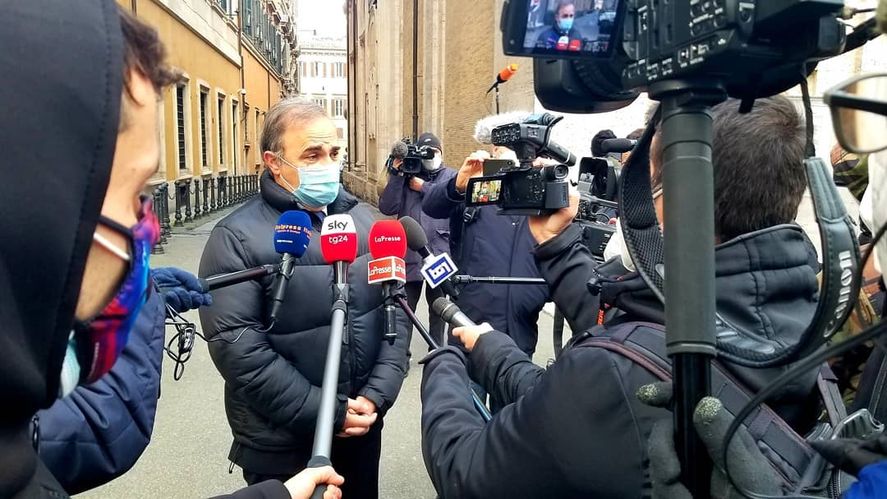 Ricardo Merlo nació en Argentina, pero es senador por Italia y fue vicecanciller