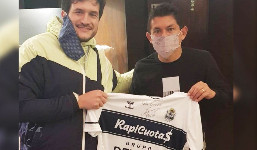 El Pulga Rodríguez con la camiseta de Gimnasia. (Crédito: Leandro Tamburini /Instagram: @colecciongimnasistalt)