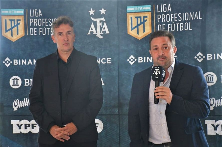 Beligoy en representación del arbitraje junto con Cristian Malaspina, futuro presidente de AFA en la capacitación sobre VAR.