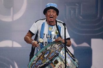 la noche del tula y su bombo peronista en fifa: su discurso ante la mirada de macri