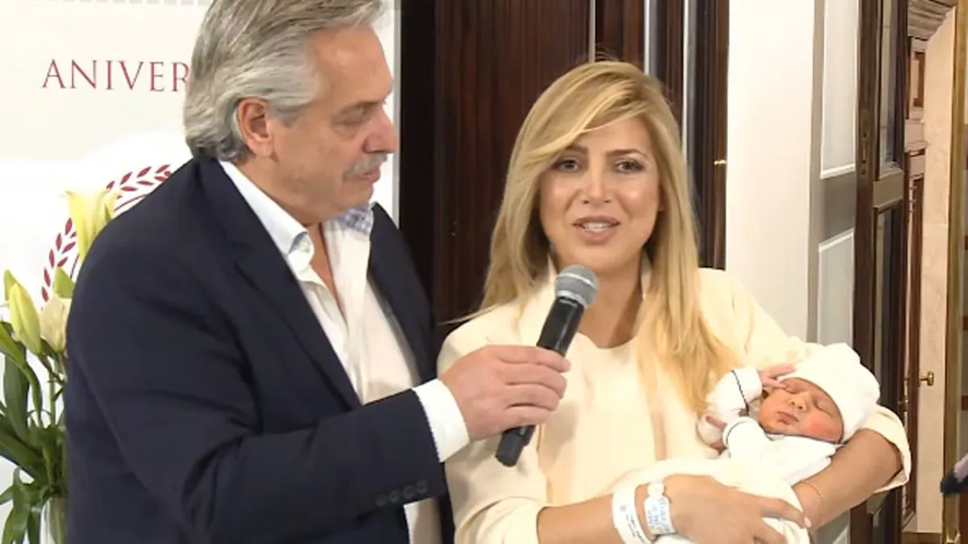 En una transmisión en vivo, el presidente Alberto Fernández y Fabiola Yáñez presentaron a su hijo tras recibir el alta.
