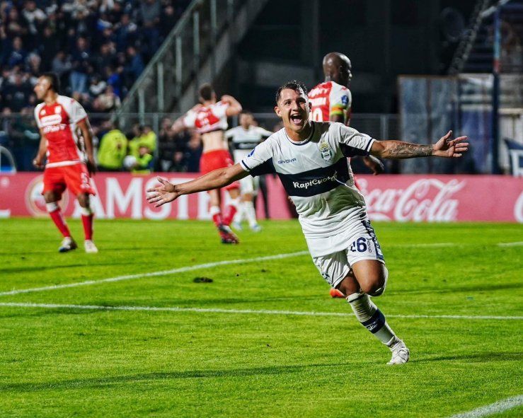 Franco Torres, delantero de Gimnasia, marcó el 1-0 ante Santa Fe en el Bosque por Copa Sudamericana. (Foto: prensa GELP)