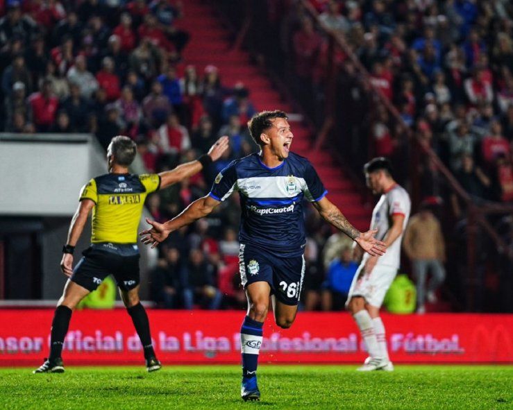 Franco Torres festeja su golazo para sellar la victoria de Gimnasia en La Paternal. (Foto: prensa GELP)