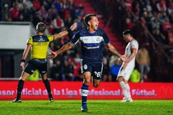 Franco Torres festeja su golazo para sellar la victoria de Gimnasia en La Paternal. (Foto: prensa GELP)