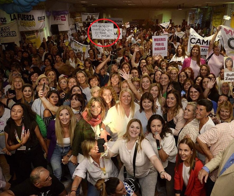 El cartel que apareció en un acto de Patricia Bullrich y luego en la manifestación de los colectiveros.