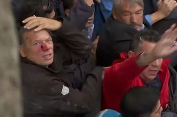 Sergio Berni fue brutalmente agredido por manifestantes en La Matanza.