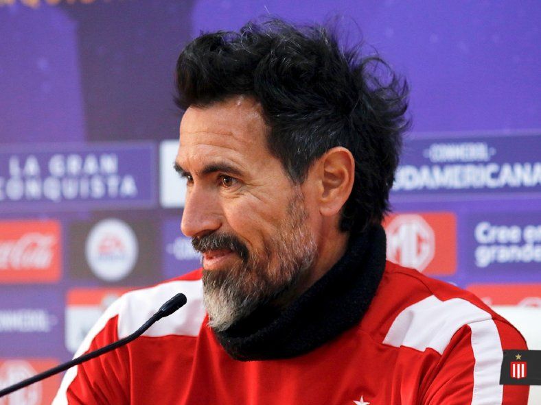 Eduardo Domínguez en conferencia de prensa previo al duelo ante Bragantino. FOTO (@EdlpOficial)