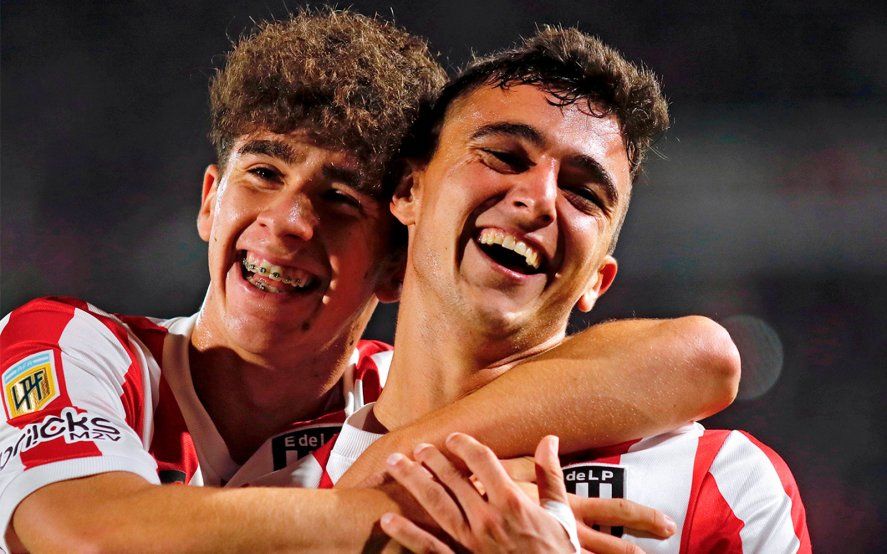 Axel Atum y Gastón Benedetti festejan el segundo gol de Estudiantes.