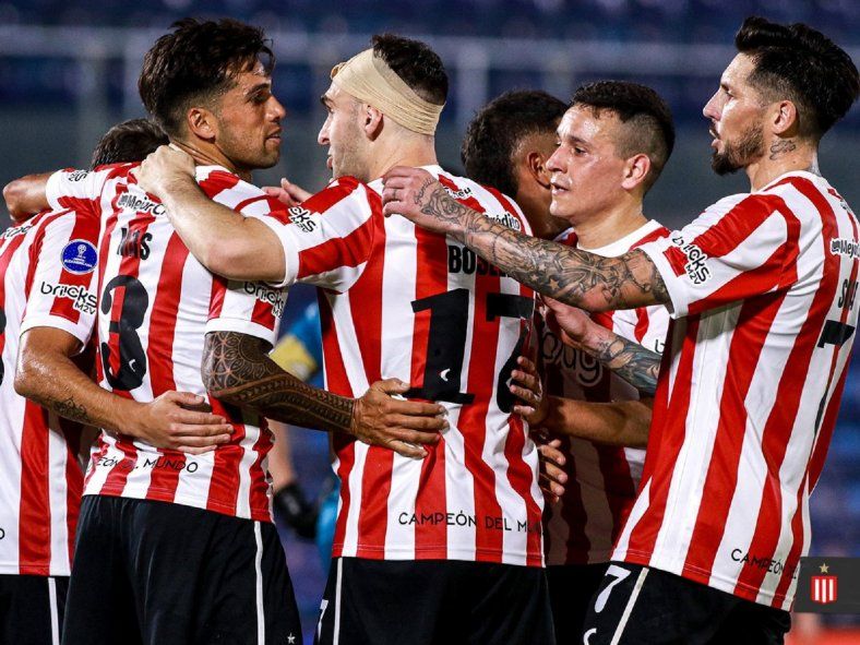 Los futbolistas de Estudiantes y el festejo tras la victoria ante Tacuary por Copa Sudamericana (Foto: prensa EDLP) Los futbolistas de Estudiantes y el festejo tras la victoria ante Tacuary por Copa Sudamericana (Foto: prensa EDLP)