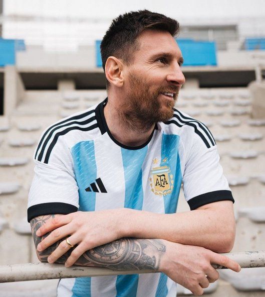 Lionel Messi, luciendo la nueva camiseta de Argentina de cara al Mundial de Qatar.