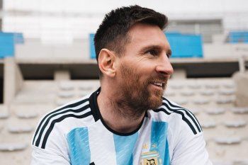 Lionel Messi, luciendo la nueva camiseta de Argentina de cara al Mundial de Qatar  