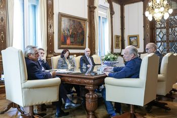 Alberto Fernández junto a representantes de UPCN y la ministra Kelly Olmos, reunido en paritarias.