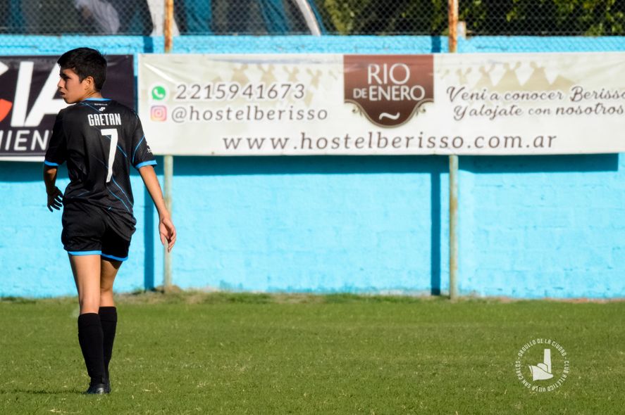 Florencia Gaetán, la figura del fútbol femenino de Villa San Carlos,  marcó el primer gol del equipo en 2022.