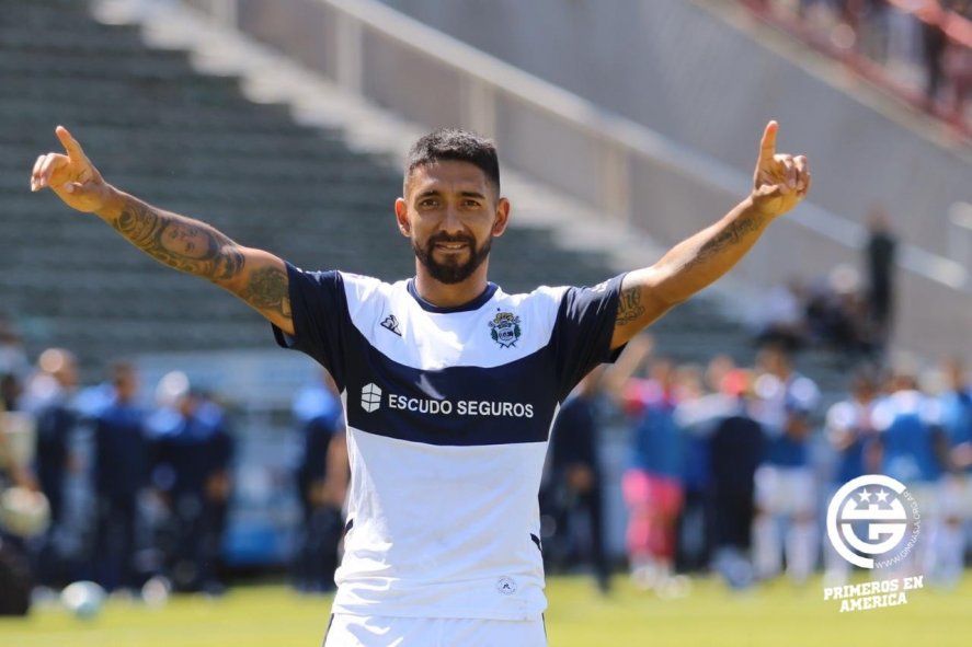 Matías García festeja el tercer gol del equipo de Maradona ante Aldosivi