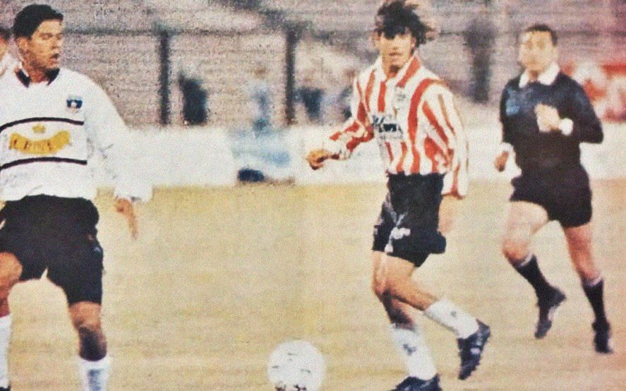 Gastón Córdoba en acción en la última visita de Estudiantes a Chile, la única que no fue por Copa Libertadores.