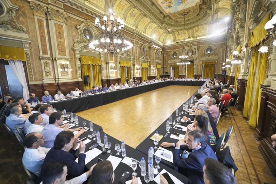 Cerca de 200 dirigentes peronistas participaron de la mega cumbre en Casa de Gobierno. Cerca de 200 dirigentes peronistas participaron de la mega cumbre en Casa de Gobierno.