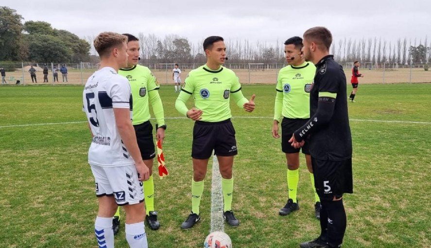 Ignacio Miramón con la cinta de capitán en un partido de la Reserva de Gimnasia. (Foto: prensa GELP)