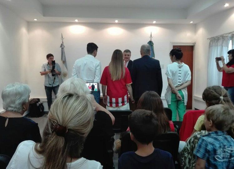 El casamiento de Alejandro Sabella y Silvana Rossi, en rojo y blanco.