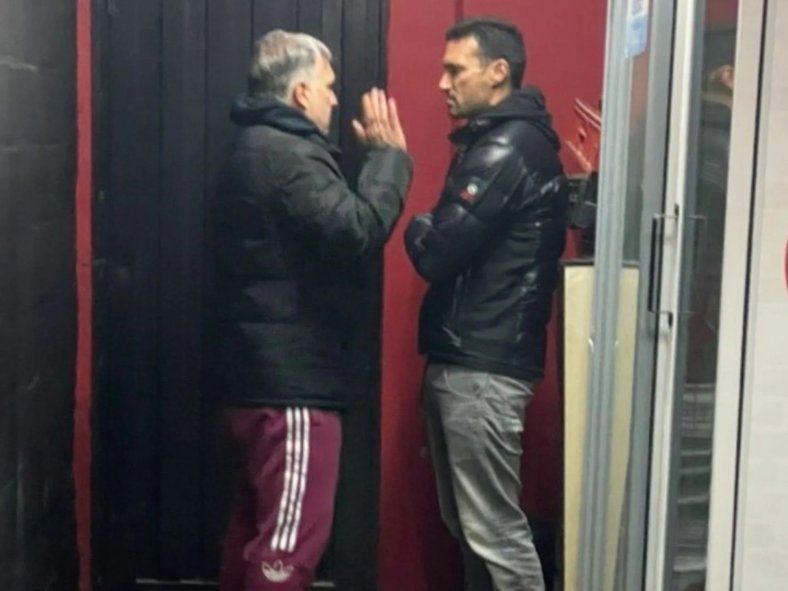 Martino y Scaloni el sábado en el Coloso. El Tata es cuestionado en México de cara al Mundial Qatar 2022