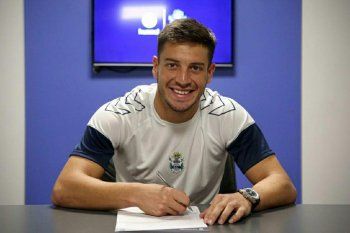 Francisco Gerometta firmando su contrato en Gimnasia